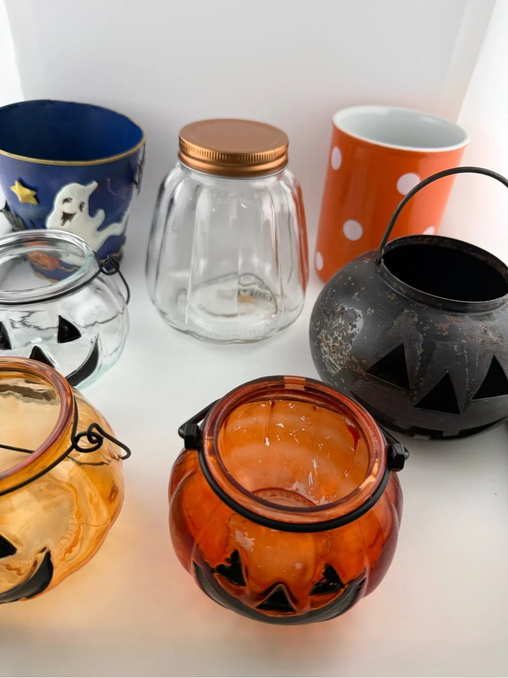 7 Halloween decorations and glass jars.